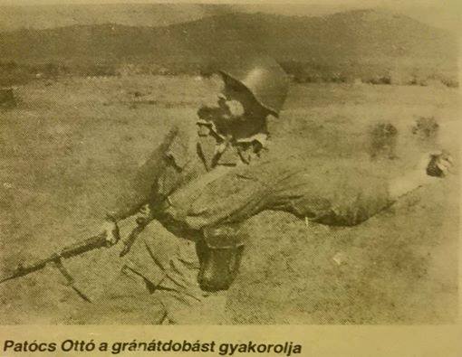 A kép rólam készült 1983 augusztusában a Csehszlovák Néphadsereg egyik kiképzőtáborában, amikor én voltam egy kiképzés alanya. Ez a kép akkoriban bejárta a "keleti tömb" sajtóját. Ez egy közös Varsói Szerződés-tagállamok által szervezett nemzetközi kiképzés volt, ahol egy ponton jelen volt a sajtó és a TV is. Velem akkor készítettek egy interjút, mint az egyik legjobban teljesítő tisztjelöltről.